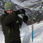 Un guardiaparco pesa uno strato di neve - Foto B. Usseglio